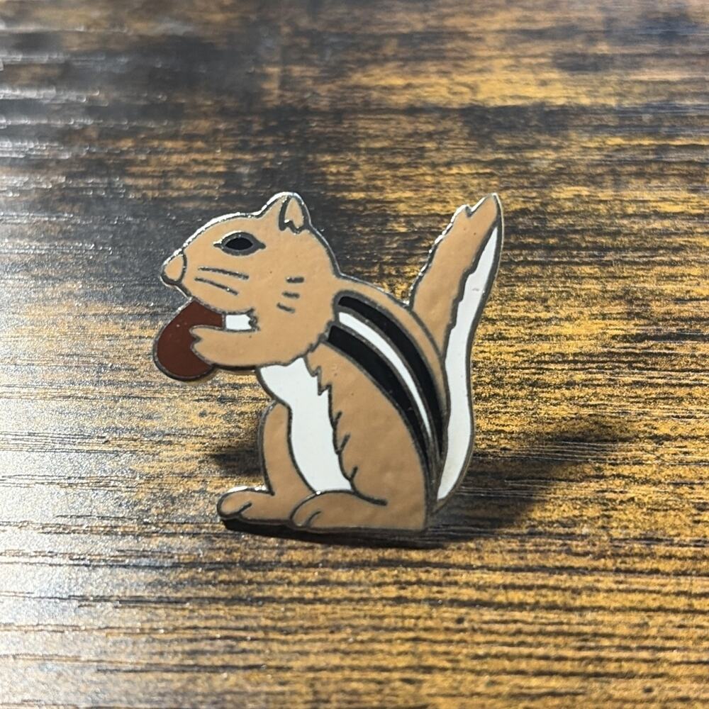 MAPCO LARGE CHIPMUNK WITH NUT PIN